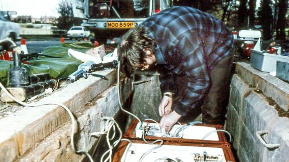 The Comet: David Dalgoutte aligning the optical connectors on an optical regenerator, in a footway box somewhere between Hitchin and Stevenage. Photo: Courtesy of Standard Telecommunications Quarter Century Club The Comet: David Dalgoutte aligning the optical connectors on an optical regenerator, in a footway box somewhere between Hitchin and Stevenage. Photo: Courtesy of Standard Telecommunications Quarter Century Club
